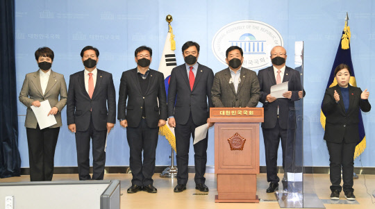 국민의힘 소속 국토교통위원들이 22일 국회 소통관에서 변창흠 국토부 장관 후보자의 인사청문회를 앞두고 후보자의 자진사퇴를 촉구하는 기자회견을 하고 있다. 연합뉴스